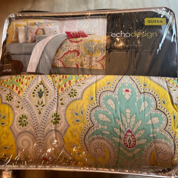 Queen EchoDesign Comforter Set with 2 extra Shams & decorative Pillow - Picture 8 of 8